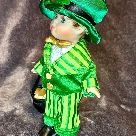 Cute Shamrock with his pot of gold - Picture 4 of 11